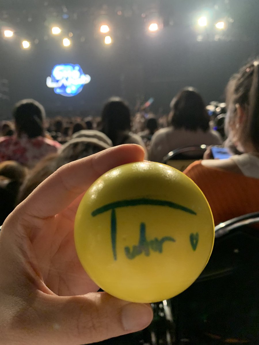 SkrOremu's tweet photo. พี่แม้กเนี่ยแรงดี เขวี้ยงบอลมาไกล อันนี้บอลที่น้องข้างๆเก็บได้ #DMDCONCERT #DMDLANDCONCERT https://t.co/2FuDIoB9OM