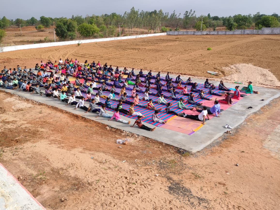 આજરોજ સિમલ ફળિયા માધ્યમિક શાળામાં મનરેગા યોજના અંતર્ગત નિર્માણ પામી રહેલ રમત ગમતના મેદાનમાં વિશ્ર્વ યોગ દિવસની ઉજવણી કરવામાં આવી.
<a href="/crdgujarat1/">Commissionerate of Rural Development,Gujarat</a> 
<a href="/collectorcu/">Collector Chhotaudepur</a> <a href="/DDOCUdepur/">DDO Chhotaudepur</a>