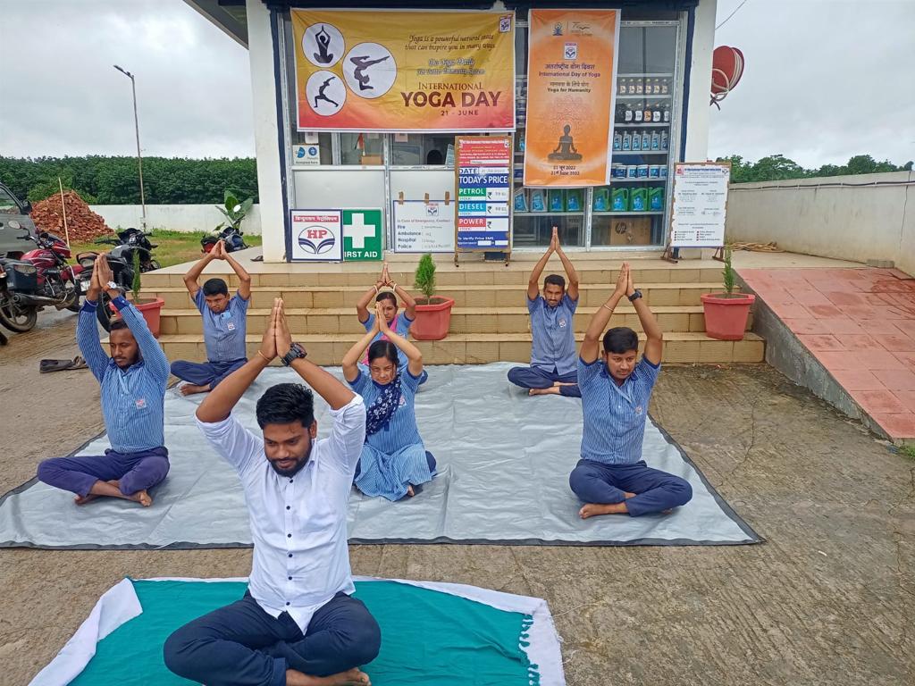 Hpcl_Guwahati's tweet photo. #HPCL outlets #MeraHPPump celebrated #IYD2022 #YogaForHumanity across northeast under Guwahati retail Regional office @HPCL @hpcl_retail @Rameswar_Teli @HardeepSPuri https://t.co/i6tEiWkxgr