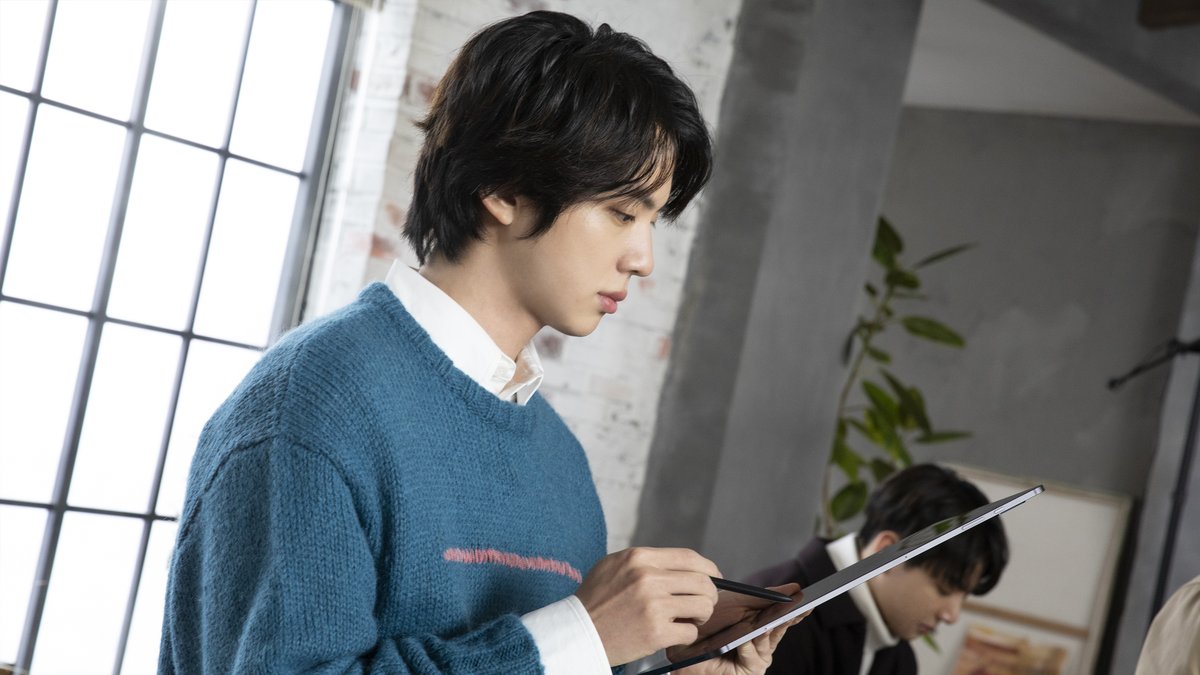 SamsungMobile's tweet photo. #Jin is focused and in the flow #withGalaxy! We can’t take our eyes off him! @BTS_twt #GalaxyxBTS https://t.co/zbCPCiP09J