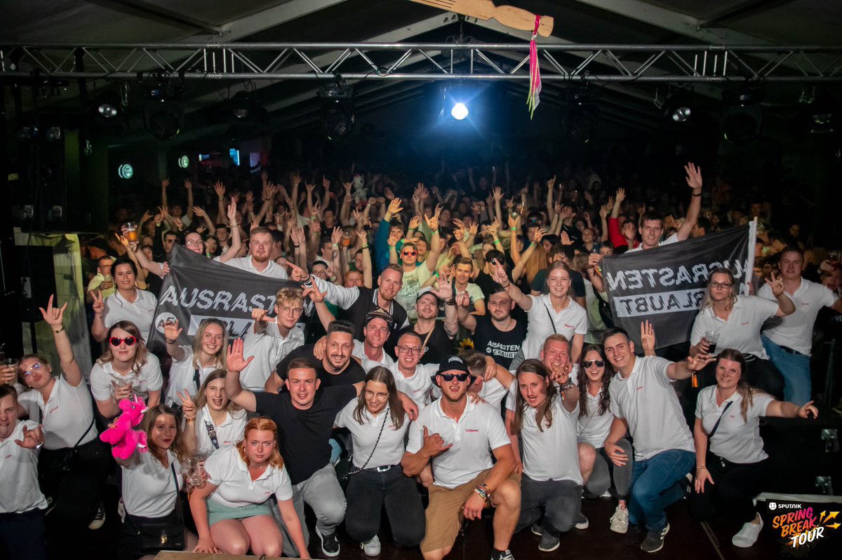 AErlaubt's tweet photo. Friemar, was sollen wir sagen? 
Ein Bild sagt mehr als tausend Worte!
Es war wie immer der Wahnsinn! 🫶🏻
Erkennt ihr euch? 😎

#teamAE #ausrastenerlaubt 

@SSB_Festival 
@MDRSPUTNIK 
Kirmesgesellschaft Friemar
DOPPELHOUSEHÄLFTE
KlangAkrobaten
bullette.bkng 
@bulletteundsohn https://t.co/Rhnp0vaLKS