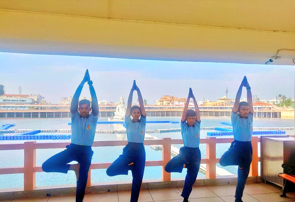 2BnOdisha's tweet photo. *2(O)BN NCC Berhampur*

#NCCforYoga
 NCC Cadets of various Schools and Colleges of  2(O) Bn NCC participated in IDY 2022 at Ramalingam Park Berhampur.
"Yoga for Humanity"
@moayush
@kalinga_sagar https://t.co/7i8Cqe6B2n