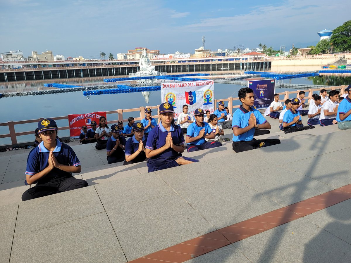 2BnOdisha's tweet photo. *2(O)BN NCC Berhampur*

#NCCforYoga
 NCC Cadets of various Schools and Colleges of  2(O) Bn NCC participated in IDY 2022 at Ramalingam Park Berhampur.
"Yoga for Humanity"
@moayush
@kalinga_sagar https://t.co/7i8Cqe6B2n