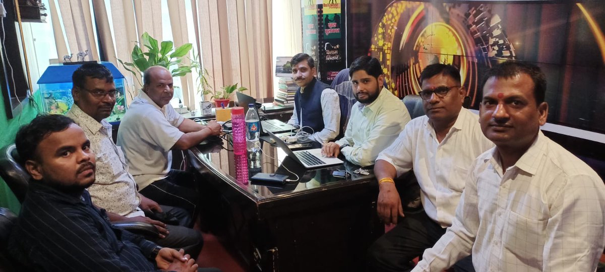 आज अनुदेशक़ अध्यक्ष विक्रम सिंह, बीपीएड के साथी, ग्राम प्रहरी के बालमुकुंद त्रिपाठी, राजीव शुक्ला , संजय गुप्ता से मुलाक़ात हुई कैसे अल्प वेतन की बात साफ हो कब मिलेगा न्यूनतम वेतन और बीपीएड की भर्ती कब होगी