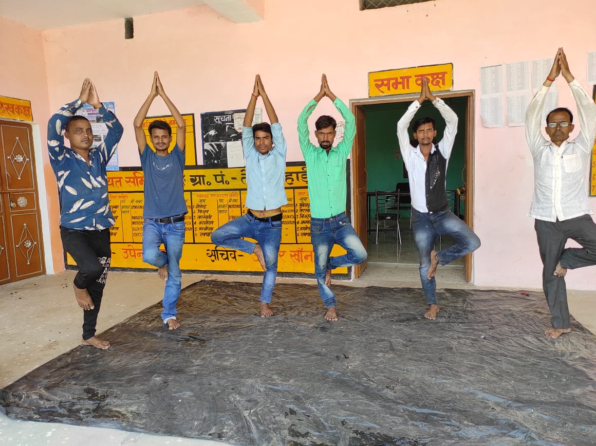 deepakcscdmmba's tweet photo. Yoga day Done By VLE Mahoba 
@CSCegov_
@atulitrai
@vageesh_iaf
@moayush
@CSCegov_
@CSCSPV_Health

#YogaForHumanity
#AzadiKaAmritMahotsav
#MyYogaMyPose
#CSCIDY2022 https://t.co/hASYnxyI50