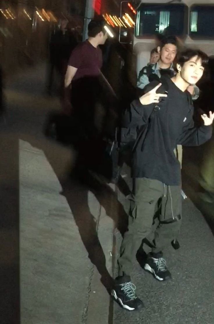 follow spree !!
hi <3 my name is kuromi , i mostly go by kuro pls be my friend i’m lonely and revamping this acc
i’m super cool and a dilf 👊🏻
like or rt to be moots ? 
#rptwt #krp #krp18