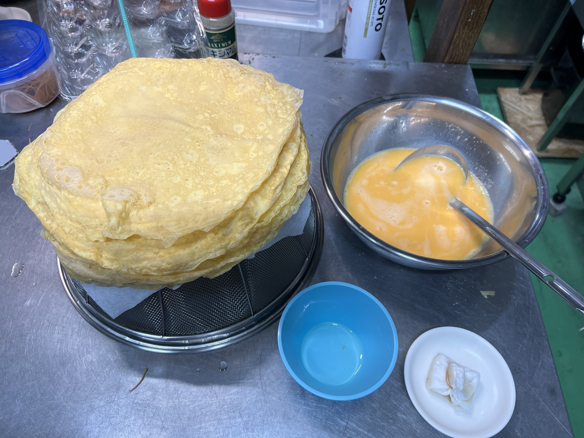 トウタリング ひみつキッチン 明日の 鶏飯 に向けてまずは錦糸玉子用の薄焼きたくさん 他の仕込みもどんどん進めつつ パックにごはんとスープとがどれくらい入るのか試し 食べてみて 納得 基本 ごはん0g スープ400cc たっぷりスープで