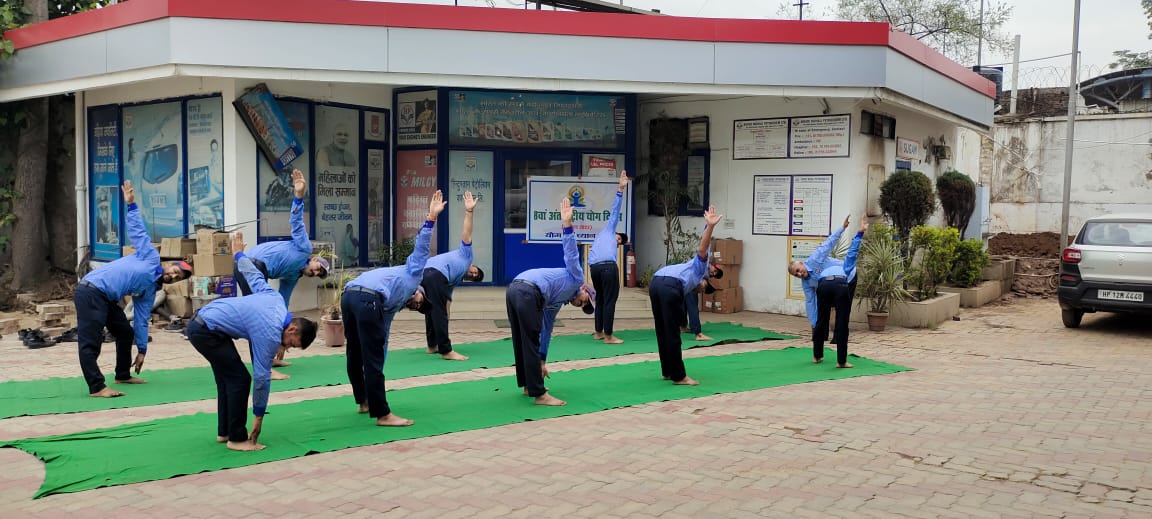 HPCL_Shimla's tweet photo. Yoga day celebrations at COCO Nalagarh of Shimla Regional office.
"योगा से ही होगा"
Only healthy mind can create healthy and bright future.

@HardeepSPuri @MehtaniRajesh https://t.co/rocypGFUab