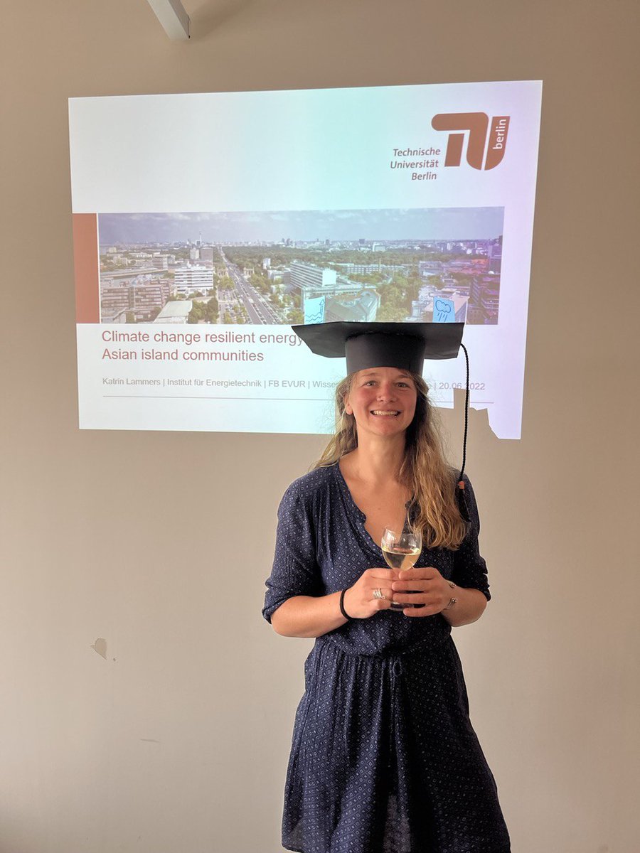 Unsere @Lammkat hat gestern erfolgreich ihre Dissertation verteidigt. 🎊Die Arbeit zu ländlicher Elektrifizierung in Südostasien hat Katrin am RLI in Kooperation mit der <a href="/TUBerlin/">TU Berlin</a> geschrieben.💪 Toll! Wir gratulieren ganz herzlich und sind stolz auf dich, Katrin!👩‍🎓