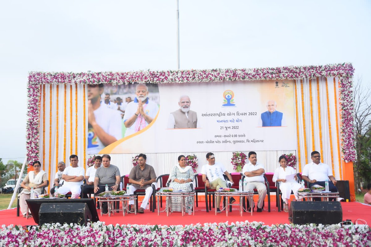 collectormahi's tweet photo. આજરોજ ''માનવતા માટે યોગ''ની થીમ આધારીત ૮માં વિશ્વ યોગ દિવસની ઉજવણી પોલીસ પરેડ ગ્રાઉન્ડ લુણાવાડા ખાતે માન.મંત્રીશ્રી નિમીષાબેન સુથાર,અન્ય મહાનુભાવો,અઘિકારીશ્રીઓ તથા નગરજનોની હાજરીમાં કરવામાં આવી.  @CMOGuj @pkumarias @kamaldayani @mbansal_ias @mahimahiti https://t.co/yRbHmk1PkJ