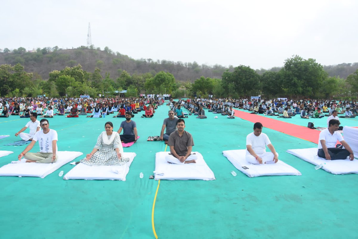 collectormahi's tweet photo. આજરોજ ''માનવતા માટે યોગ''ની થીમ આધારીત ૮માં વિશ્વ યોગ દિવસની ઉજવણી પોલીસ પરેડ ગ્રાઉન્ડ લુણાવાડા ખાતે માન.મંત્રીશ્રી નિમીષાબેન સુથાર,અન્ય મહાનુભાવો,અઘિકારીશ્રીઓ તથા નગરજનોની હાજરીમાં કરવામાં આવી.  @CMOGuj @pkumarias @kamaldayani @mbansal_ias @mahimahiti https://t.co/yRbHmk1PkJ