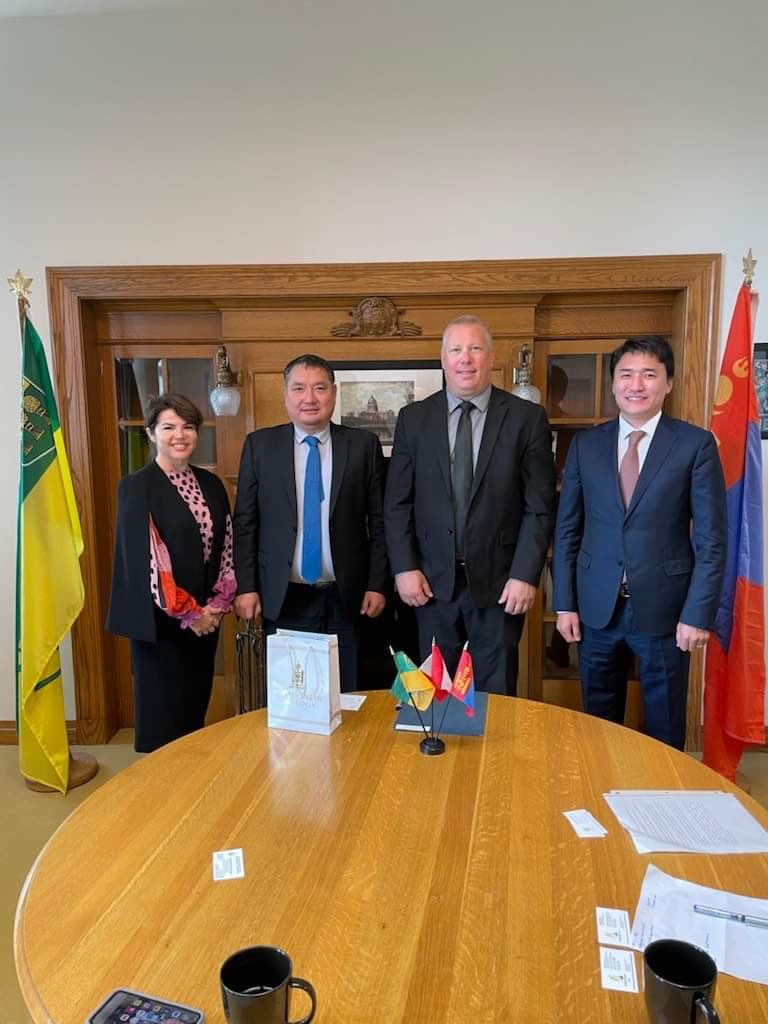 Daimka07's tweet photo. 🇨🇦🇲🇳Дархан хотын ХААИС, ШУТИС-иуд Канадын Рижайна ИС-тай хамтын ажиллагааны санамж бичиг, оюутан солилцооны хөтөлбөрийн гэрээг амжилттай байгууллаа.

👏👏👏Хамтын ажиллагаанд идэвхтэй оролцож байгаа ДУАД Б. Азжаргал , Я. Ариунболд сайд нарт талархал илэрхийлье🤗 https://t.co/XGbh9n9rRv