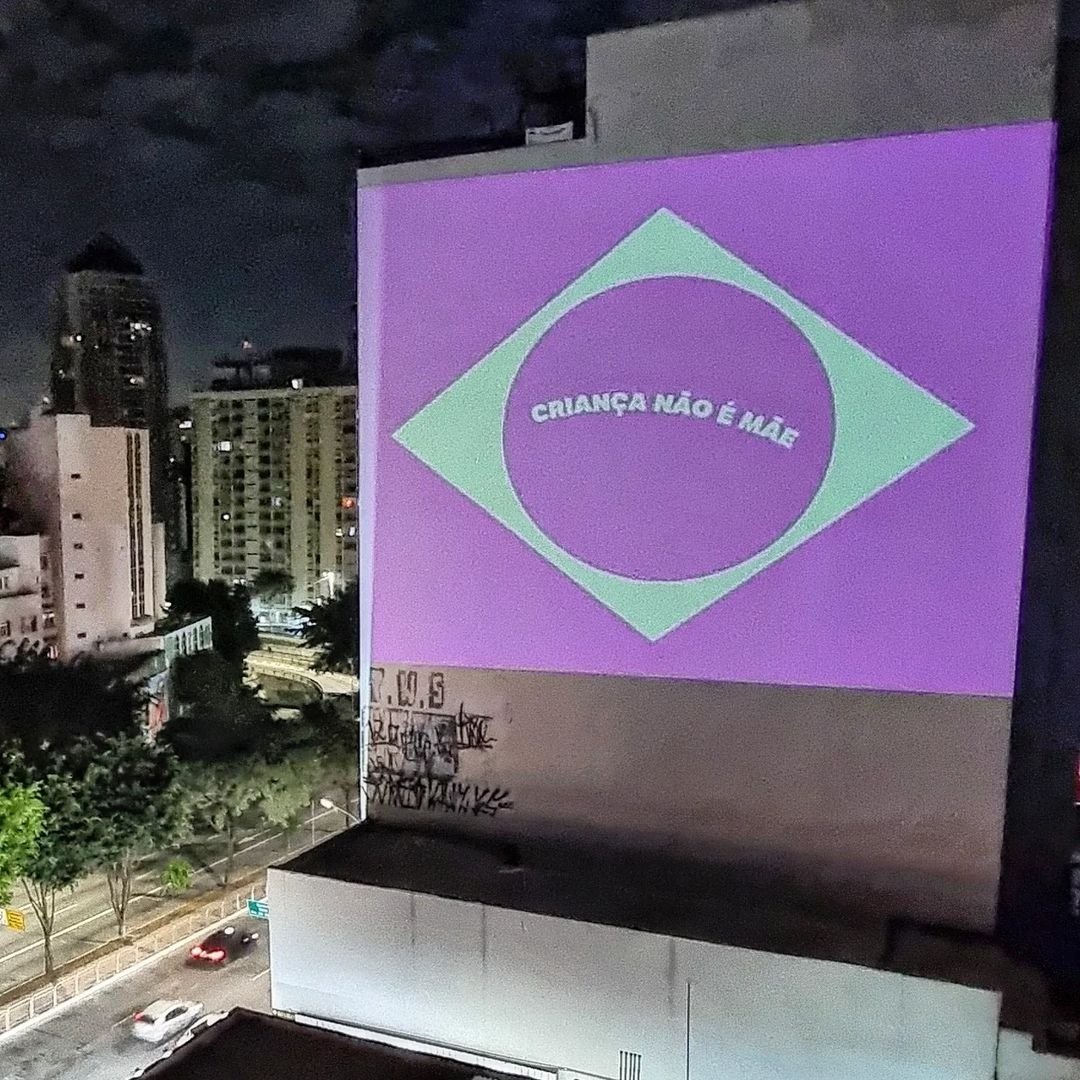 Deve ser reconsiderada com urgência a atuação da juíza Joana Ribeiro de Santa Catarina. É inadmissível alguém achar que um fruto de um 3stupr0 seja um filho e que uma criança de apenas 11 anos seja uma mãe.

Arte do formidável <a href="/crisvector/">crisvector</a>