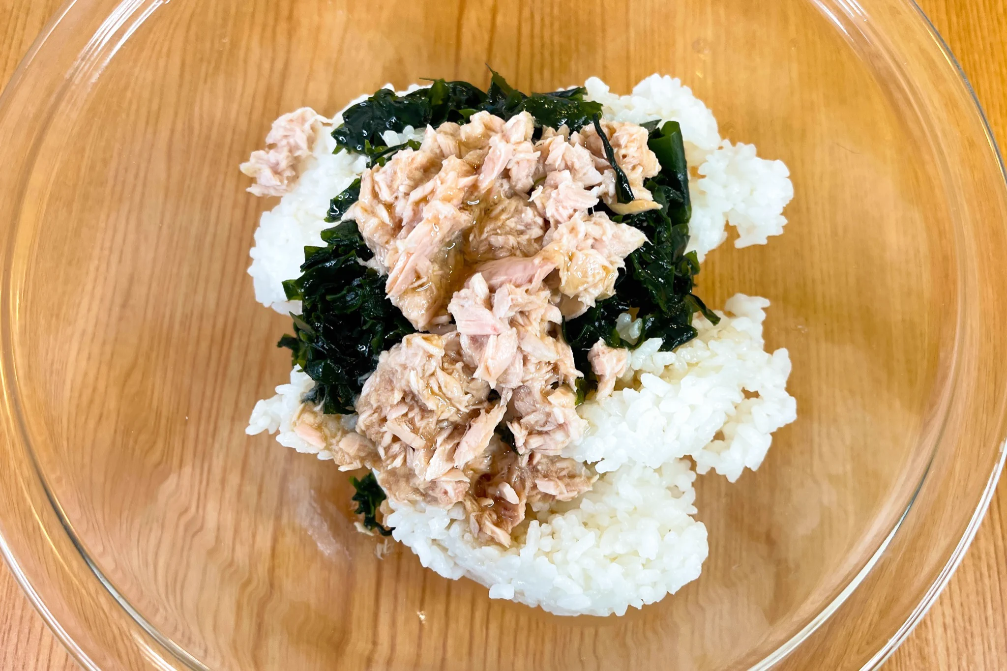 いつものおにぎりにひと工夫。ツナとわかめの混ぜこみおにぎり