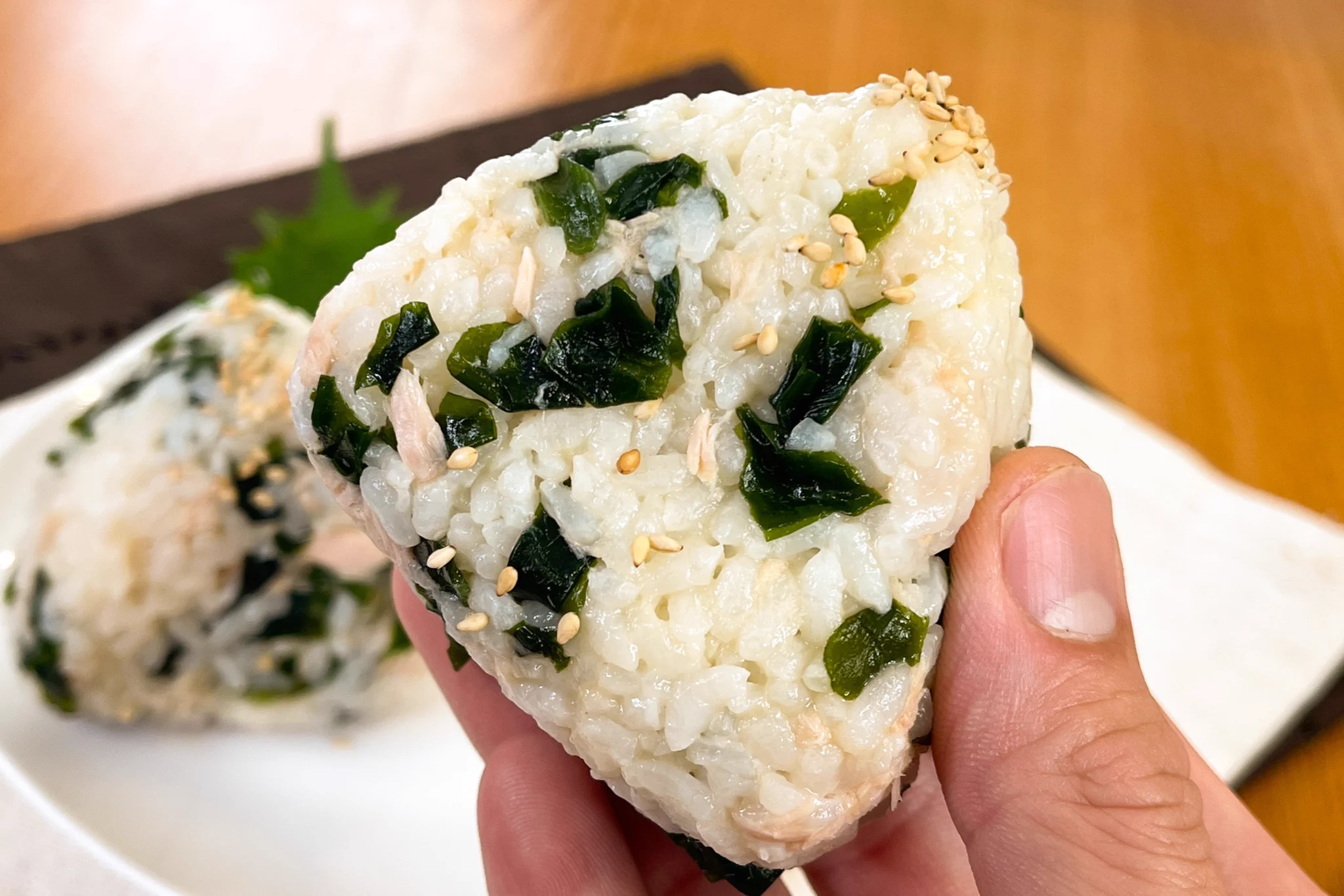 いつものおにぎりにひと工夫。ツナとわかめの混ぜこみおにぎり