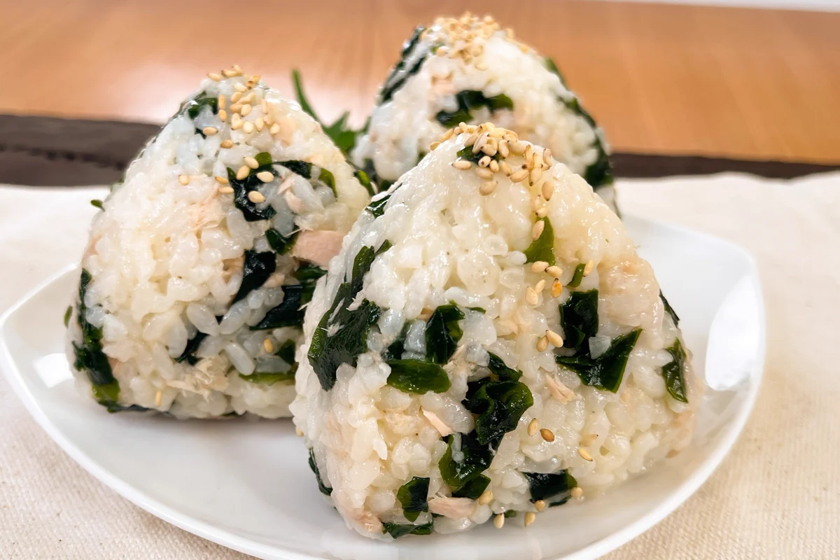 いつものおにぎりにひと工夫。ツナとわかめの混ぜこみおにぎり