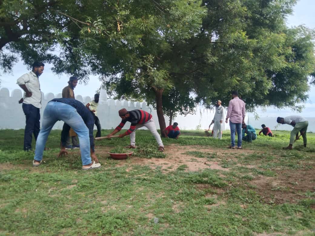afsarkodlipet's tweet photo. ಸೋಶಿಯಲ್ ಡೆಮಾಕ್ರಟಿಕ್ ಪಾರ್ಟಿ ಆಫ್ ಇಂಡಿಯಾ ಸಂಸ್ಥಾಪನಾ ದಿನದ ಅಂಗವಾಗಿ ಎಸ್‌ಡಿಪಿಐ ಮುದಗಲ್ ಟೌನ್ ಸಮಿತಿ ವತಿಯಿಂದ ಮುದಗಲ್‌ನಲ್ಲಿರುವ ಈದ್ಗಾ ಮೈದಾನವನ್ನು ಸ್ವಚ್ಛಗೊಳಿಸಲಾಯಿತು.  
#SDPIFormationDay
#SdpiRealAlternative
#SDPIKarnataka
#SdpiForHumanity
@AbdulMajeedSDPI
@ElyasThumbeSDPI https://t.co/31imwjexNQ