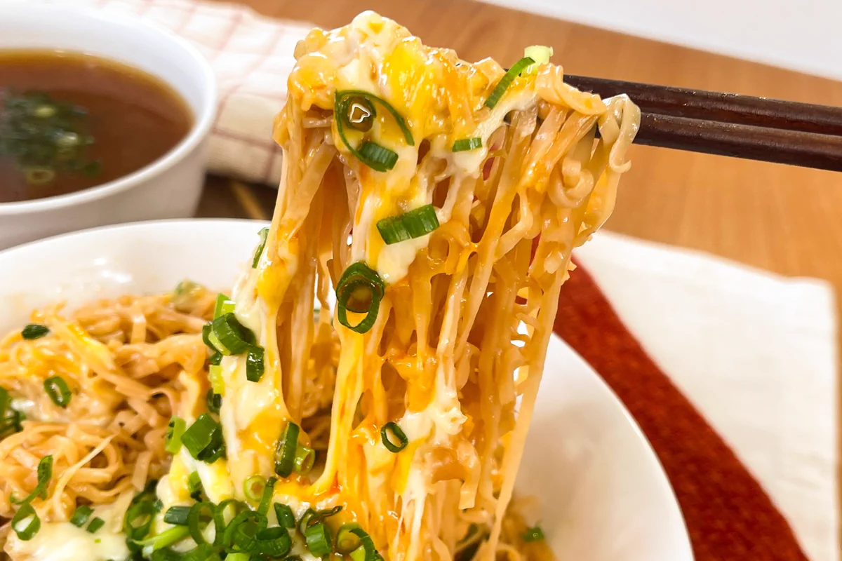 汁なしでいただく！ピリ辛チーズチキンラーメン。