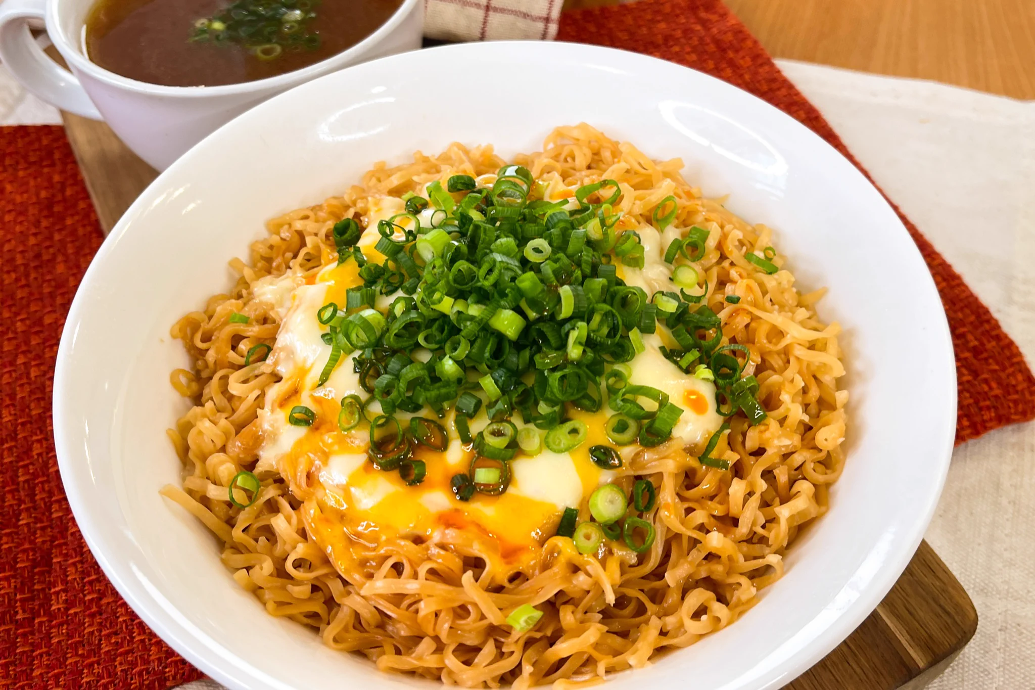 汁なしでいただく！ピリ辛チーズチキンラーメン。