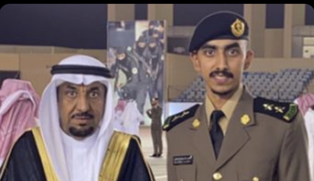 aazzs4320's tweet photo. المُلازم أول مُهندس : فارس عبدالرحمن الفندي في صوره تذكاريه مع والدُه ( ابوفارس) أثناء حفل التخرج من كلية الملك فهد الأمنيه بتاريخ 16/11/1443     الف مليون مبروك  #المملكة_العربية_السعودية 🇸🇦 https://t.co/qJdzul4S00