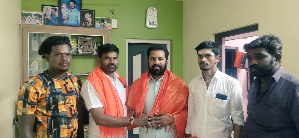 AnandLithesh's tweet image. இன்று💐💐💐💐💐💐💐 பிறந்தநாள் காணும் வரலாற்று நாயகர்... எங்கள் அண்ணன் U. விக்னேஸ்வரன் மல்லியம்பத்து ஊராட்சி மன்ற தலைவர்... அவர்களுக்கு இனிய பிறந்தநாள் வாழ்த்துக்கள் 💐💐💐💐💐💐💐💐