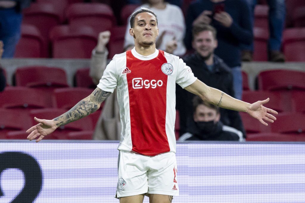 BixSports3's tweet photo. Latest, now The officials of Manchester United football club are in Ajax Amsterdam negotiating To sign their attacker Antony - reports from #The Bixsports https://t.co/yuGQvNmIh6