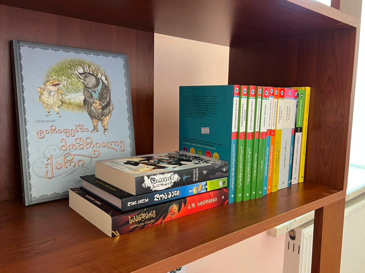UNFPAGeorgia's tweet photo. Happy to be opening our 13th #EqualityCorner📚at #2 public school in Vale, Samtskhe-Javakheti within the visit of @ungeorgia RC @SabineMachl. At @UNFPAGeorgia we are proud to be giving adolescents🙍♀️&🙍♂️access to a wide range of quality books aimed to deepen their knowledge💫 https://t.co/2rOR48lVpg