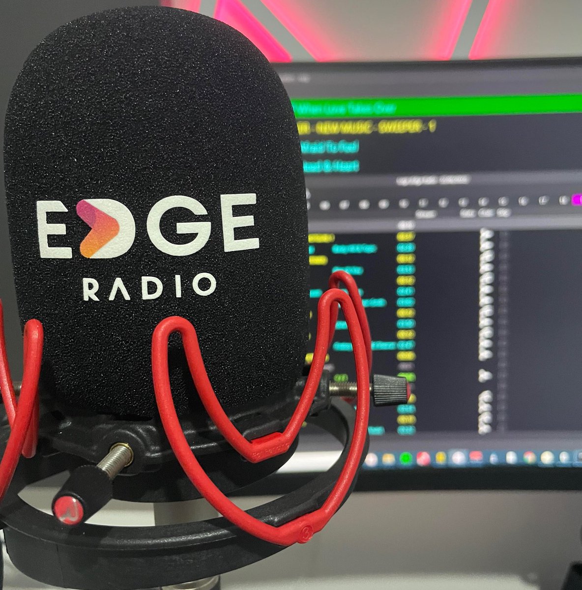 Thank you to Edinburgh based marketing gurus @MBMediaEdin for creating our fresh, new Edge a radio look ahead of our digital radio launch in the capital very soon. 📻😍☀️
#ComingSoon #Edinburgh #Music #LocalRadio #Digital #DABDigitalRadio