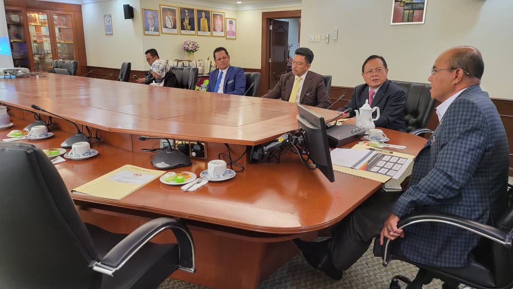 azman1505's tweet photo. 21 Jun 2022, Melaka, Mesyuarat bersama MAFI dan SUK Kerajaan Negeri Melaka dalam usaha memperkukuhkan sekuriti makanan negara terutamanya dalam  industri padi dan beras.MAFI diketuai oleh YB Timbalan Menteri MAFI 1. Terima kasih YB Datuk SUK Melaka. https://t.co/NvkZl5sSca