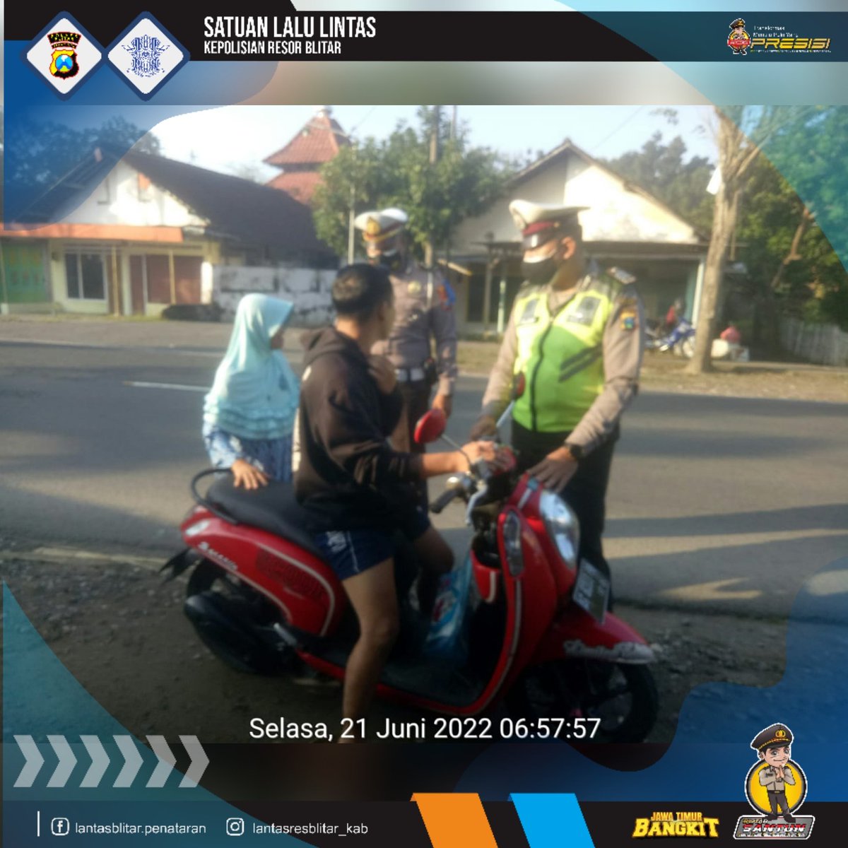 blitarlantas's tweet photo. TEGURAN SIMPATIK
Teguran Simpatik kepada masyarakat pengguna jalan yang kedapatan melanggar aturan berlalu lintas.
*Operasi Patuh Semeru 2022*
#listyosigitprabowo
#koorlantas
#polisjatim
#presisi
#humaspoldajatim
#humasmabespolri
#humaspolri
#humas_polri
#divisihumaspolri https://t.co/ZuxQbPgtxH