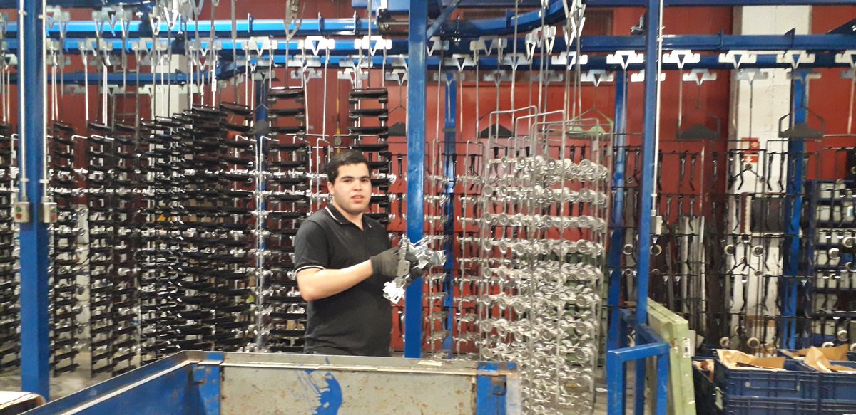 Ismail ya forma parte de #Pintuberri Industrial. Acompañado por nuestro equipo de #EmpleoconApoyo, desde este mes es peón metalúrgico en una de las más de 90 empresas de Bizkaia que han apostado por el empleo responsable y la #inclusión: lantegibatuak.eus/contratacion-r…