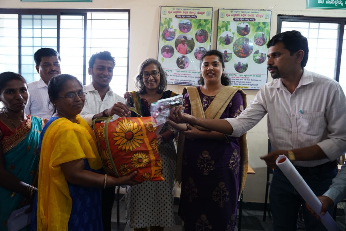 YCFnews's tweet photo. Ms Fouzia Tarannum, ZP CEO, Koppal and Anupama Gowda, Managing Trustee, YCF, distributed electronic kits to 20 Gram Panchayat Library supervisors in Koppal as part of the STE(A)M-Ed curriculum currently underway in these GPLs. #rurallibrary #STEM #STEAMeducation https://t.co/OgJcSAJvGO