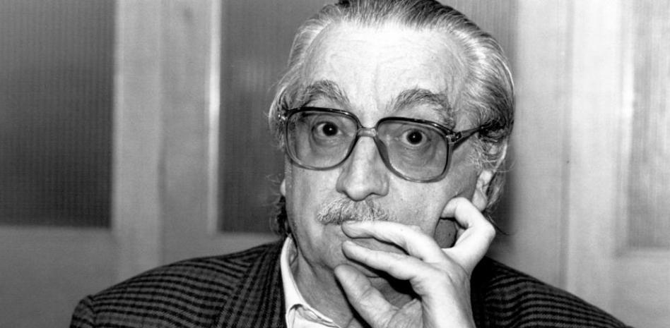 "No us feu il·lusions: el poder canvia de mans, però rarament vacil·la."

Tal dia com avui del 1992 moria Joan Fuster. 30 anys sense una de les ments més clarividents del pensament polític, lingüístic i literari del nostre país.

Per sort, l'herència fusteriana és immensa 📚