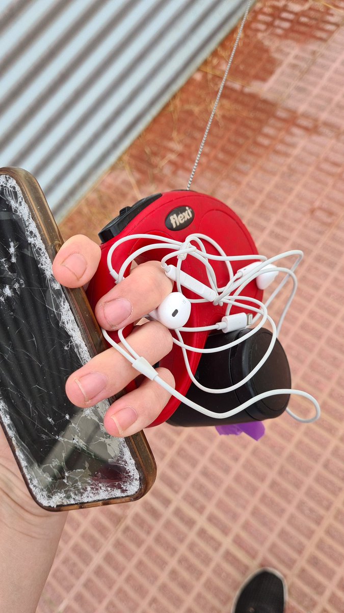 SilvyxGamer's tweet photo. Found a iPhone 11 with broken screen and iPhone headphone on the street in Spain in Orihuela Costa.
please if this your phone pls comment below
#Lostandfound #Spain #lostiPhone #España #Perdido https://t.co/pIYDWy3nOm
