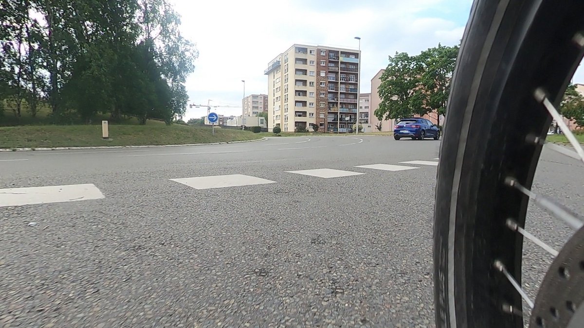 velut78's tweet photo. 😱OMG un #cycliss positionné à gauche en entrée de giratoire pour tourner à gauche ! #bagnoland
😱OMG une #wouature positionné au centre pour prendre la sortie ! #bagnoland https://t.co/dKQdUV4WIe