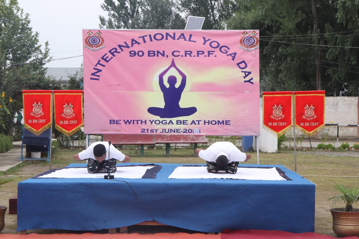KOSCRPF's tweet photo. #YogaDay session organised at 90 Bn #CRPF.
#CRPF personnel led by Sh. D.P Upadhayay, DIG #OpsAng Range, took part in the session.
#YogaForHumanity
#InternationalDayofYoga
@crpfindia
@MSBhatiaIPS https://t.co/LachhErIas