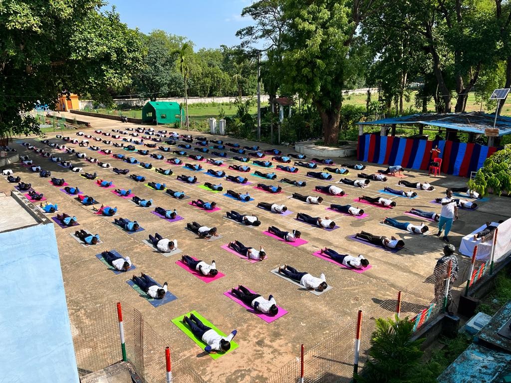 pradeep_basak's tweet photo. #NationalCadetCorps #OdishaDte #CuttackGp 
#NCCforYoga
NCC Cadets of 2(O) NU NCC participated in IDY 2022 at Jawahar Navodaya Vidyalaya, Hadagarh.
"Yoga for Humanity"
@moayush

@kalinga_sagar

@utkalpride https://t.co/EBy2tiBlJu