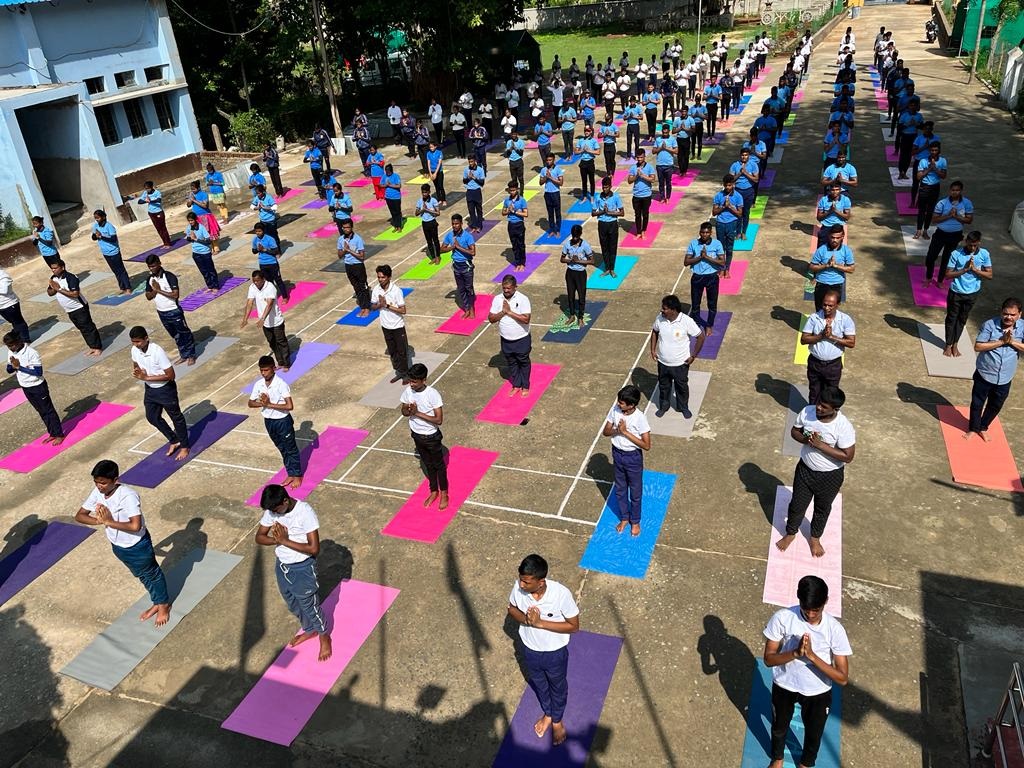pradeep_basak's tweet photo. #NationalCadetCorps #OdishaDte #CuttackGp 
#NCCforYoga
NCC Cadets of 2(O) NU NCC participated in IDY 2022 at Jawahar Navodaya Vidyalaya, Hadagarh.
"Yoga for Humanity"
@moayush

@kalinga_sagar

@utkalpride https://t.co/EBy2tiBlJu