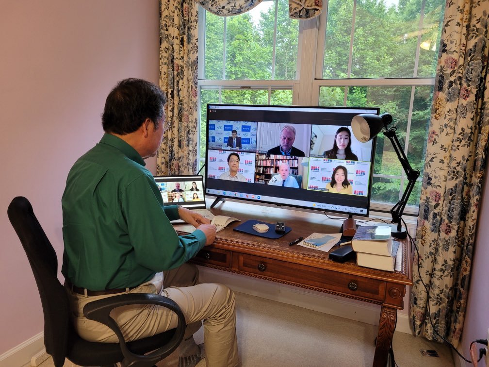 Beingandtime27's tweet image. 이낙연은 세계의 석학?들과 화상회의에
본인 카메라도 마이크도 없이 시청중. 
물론 키보드 입력도 없음 

세계적 석학들로도 안보이고. 

사진제공은 팬클럽 숙희님 제공?

책상 오른쪽의 책은
한반도 정세와 관련된 서적이라기보다는 
에센스 사전일 것 같은데. 새거네.