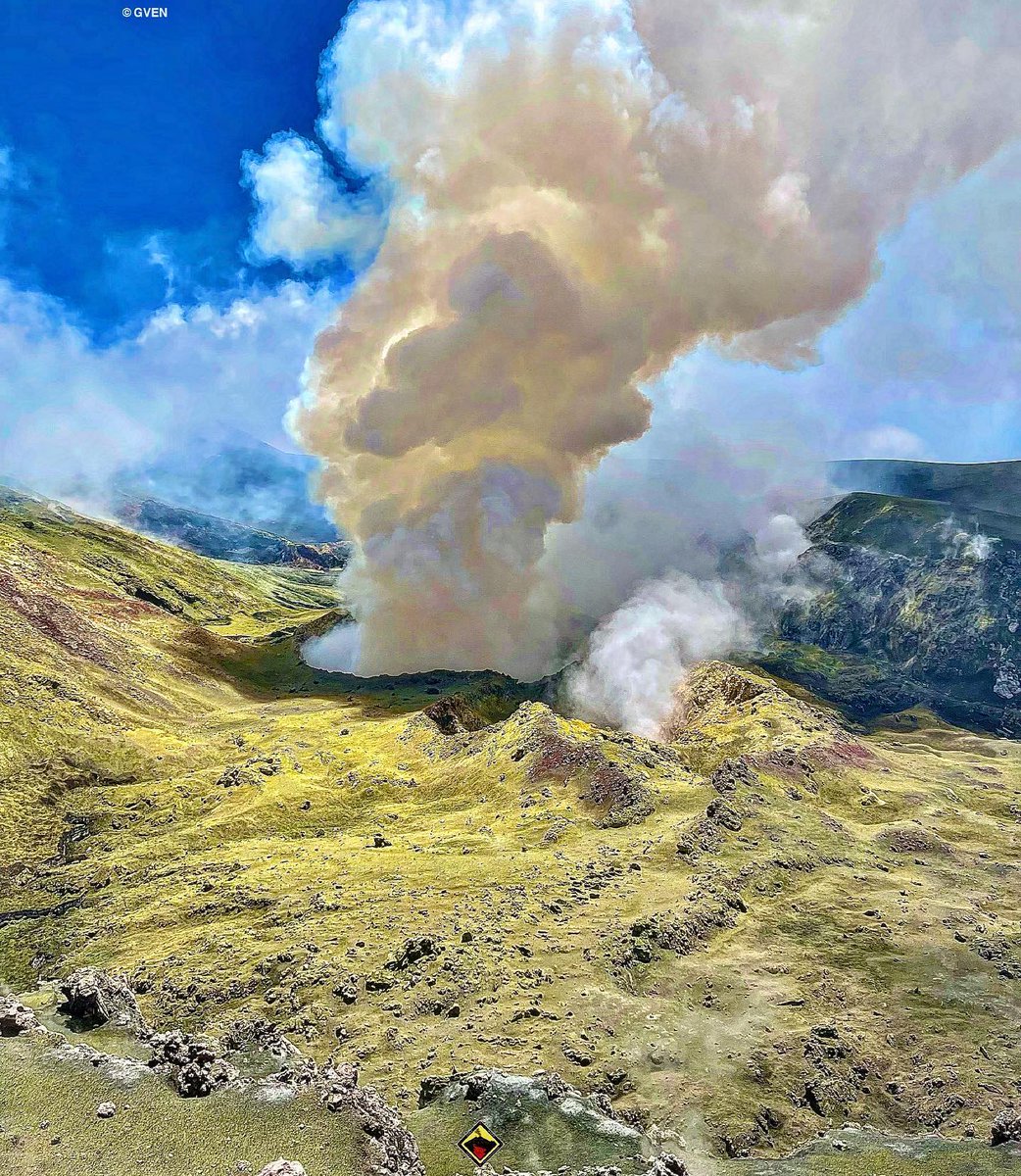 mondoterremoti's tweet photo. Il suggestivo degassamento in corso in questi giorni all'interno del cratere Bocca Nuova dell'#Etna. Il pennacchio bianco è costituito principalmente da vapore acqueo e anidride solforosa, oltre che da numerosi altri gas secondari. Foto di Guide Vulcanologiche Etna Nord https://t.co/weswvzZ0sO