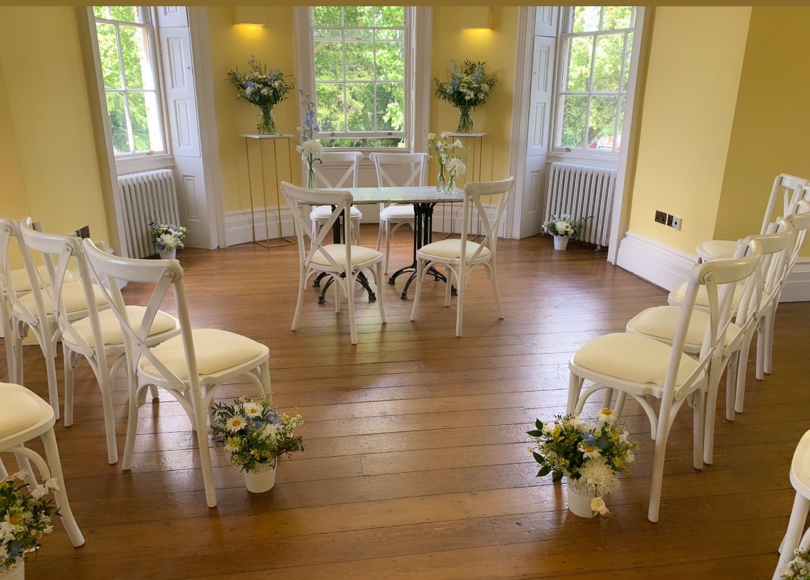 Often called ‘the yellow room’ the Drawing Room at Clissold house is a firm favourite for weddings and you can see why 💛🌼
