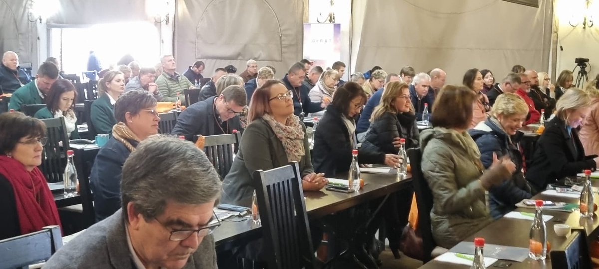 SOS_Skole's tweet photo. Ons het 'n saal vol skoolleiers by die SOS-Nasionale Kongres 2022. Ons hoop elkeen van u het vandag 'n inspirerende ervaring en kom werklik tot 'n #kopskuif oor die moontlikhede in die onderwys. https://t.co/rYenSvqBL9
