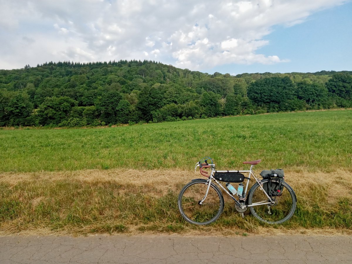RdeBke's tweet photo. Déjà 1000 km de #vélotaf et de #bonheuràvélo avec ce old-new motobécane depuis fin mars. #cestouf, #cestpasouf osef, c'est le pied, et c'est ça qui compte 🤩! https://t.co/J5pGur9iwJ