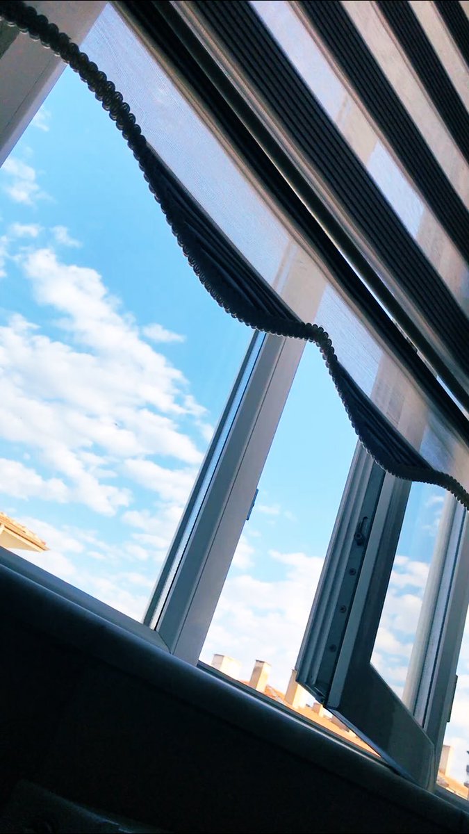 Serenattır bazı sevdalar;
Pencere pervazında mâşuk bekler...