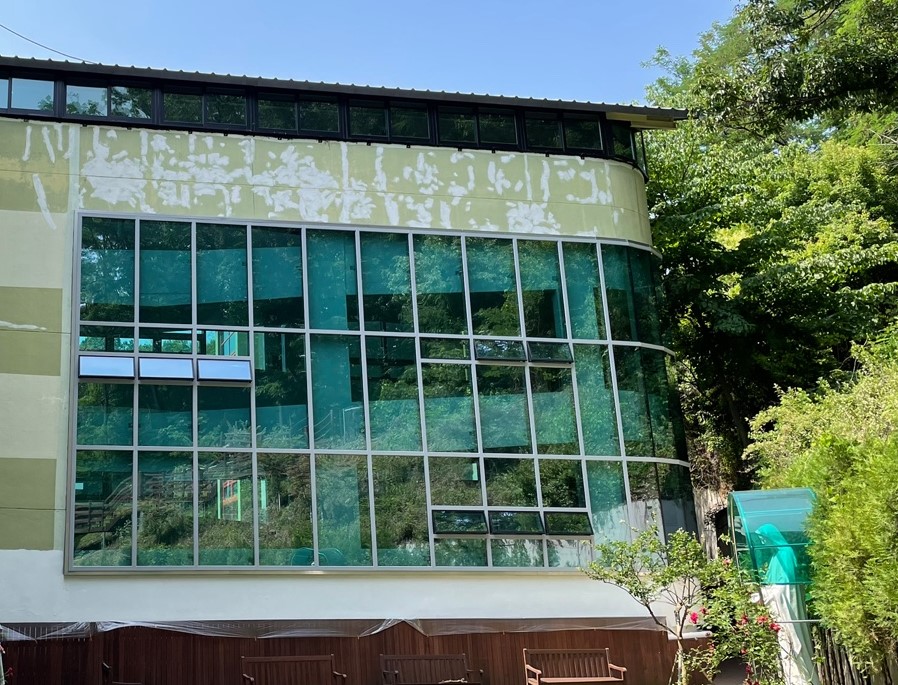 [부천시 장애인종합복지관 방수·도색 공사]
부천시 장애인종합복지관 도색공사 진행중인 모습입니다😀창 아랫부분은 흰색으로 도색이 진행되었고, 윗부분은 도색을 위한 밑작업이 진행되었네요~😮
도장공사가 마무리 된 모습이 기대됩니다!😁🥰