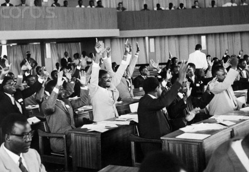 CE JOUR-LA... 21 juin 1960, Joseph Kasongo, membre du MNC-L (de Patrice Lumumba), est élu au poste de Président de la Chambre des représentants avec 74 voix, contre 58 pour Jean Bolikango (PUNA). Un troisième candidat avait obtenu une voix et il y avait 4 absents.