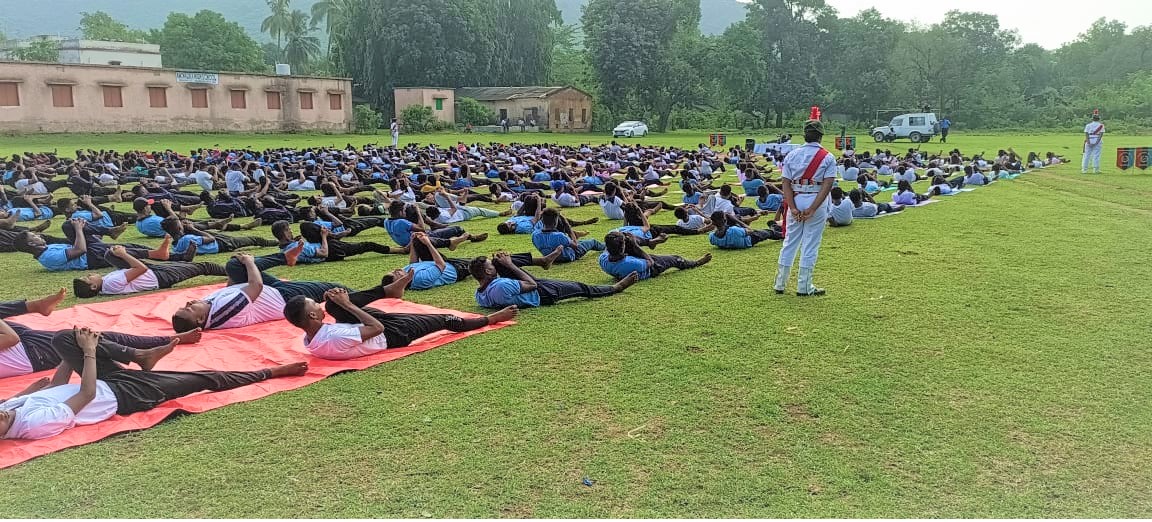 pradeep_basak's tweet photo. #NationalCadetCorps #OdishaDte #CuttackGp 
#NCCforYoga
 483 NCC Cadets of 2(O) NU NCC undergoing ATC Camp in Keonjhar District, Odisha, participated in IDY 2022.
"Yoga for Humanity"
@moayush
@kalinga_sagar
@utkalpride https://t.co/iCZ4vZ3IiQ