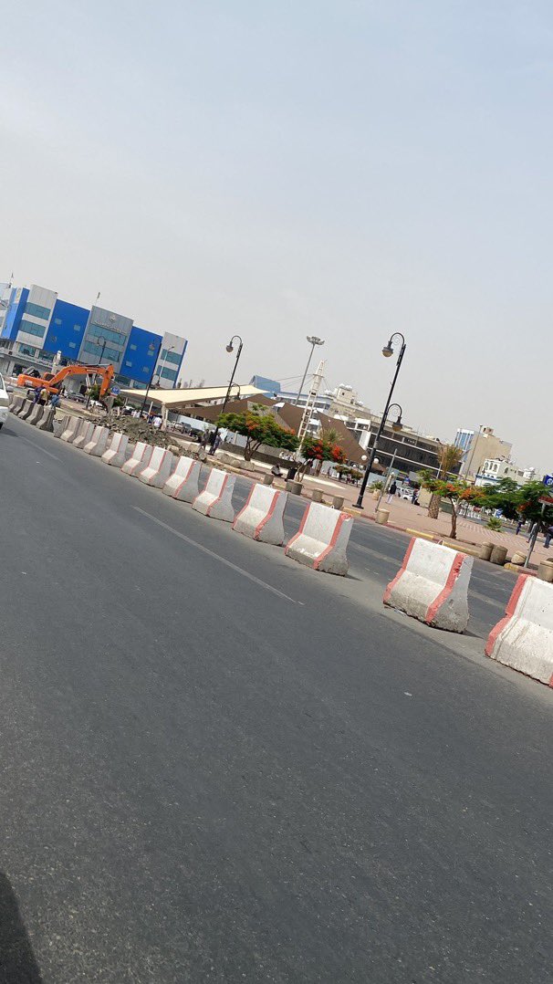 mg_khamis's tweet photo. بلدية #خميس_مشيط تبدأ في اعادة سفلته واستبدال الحواجز الخرسانيه برصيف انترلوك بوسط البلد https://t.co/ICUEX2oQ1J