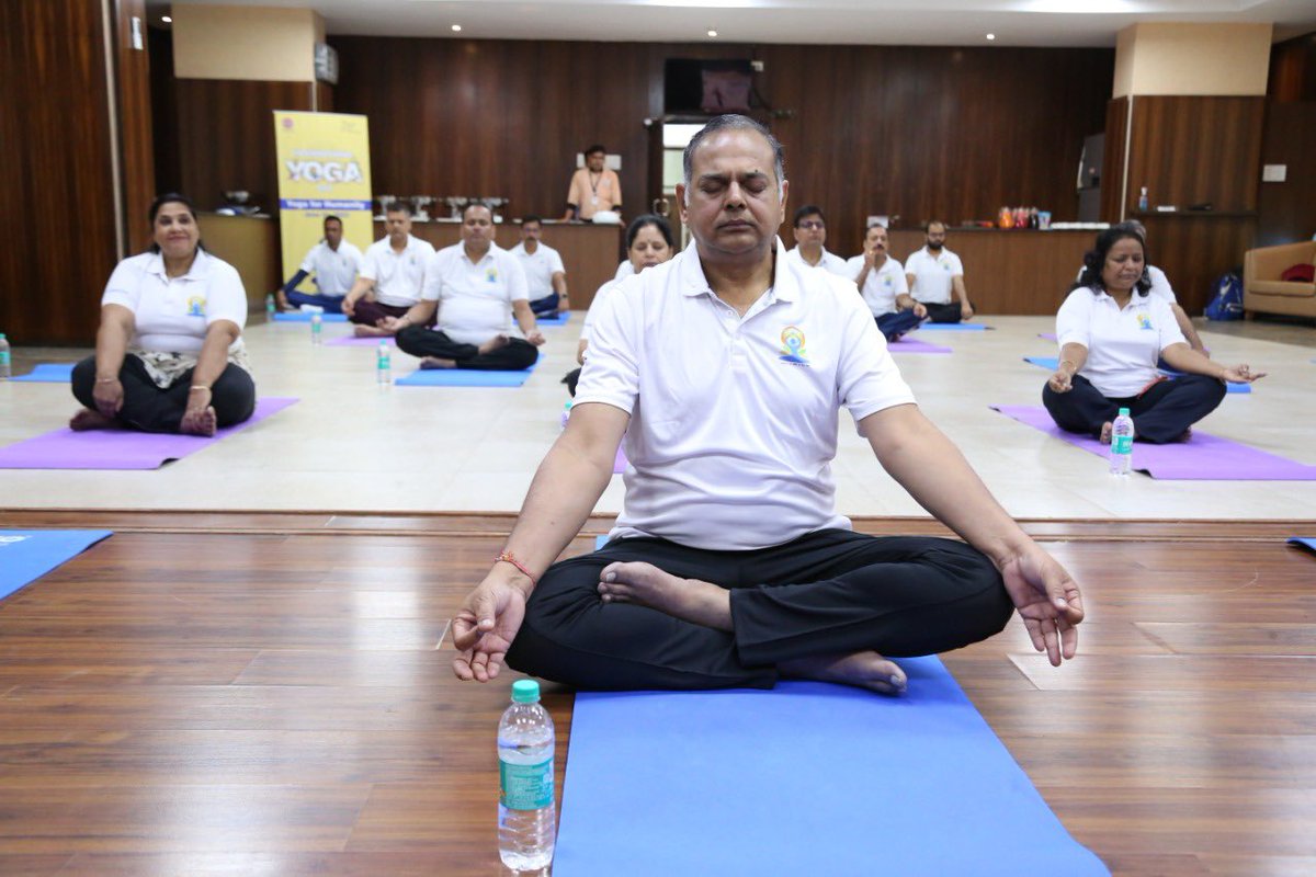 Sandeep89278082's tweet photo. All these three- a happy soul, a fresh mind, and a healthy body can be achieved with Yoga. Let us celebrate the International Day of Yoga 2022 and make the Yoga as a part of our daily life.
#YogaDay
#YogaForHumanity
#InternationalDayofYoga
@ChairmanIOCL @IndianOilcl @HardeepSPuri https://t.co/VbIhlTTPTT