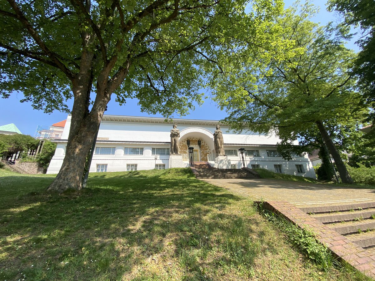 Borgje's tweet photo. @robhoeij Ja, door architect Olbrich. Dit is het woonhuis van hem. Er naast staat het atelierhuis, het Ernst-Ludwig haus (foto). Deze twee staan bovenaan de heuvel. Het atelierhuis was voor de kunstenaars de werkplaats. Leuk gebied om eens rond te kijken. https://t.co/ALLWuMJB3d